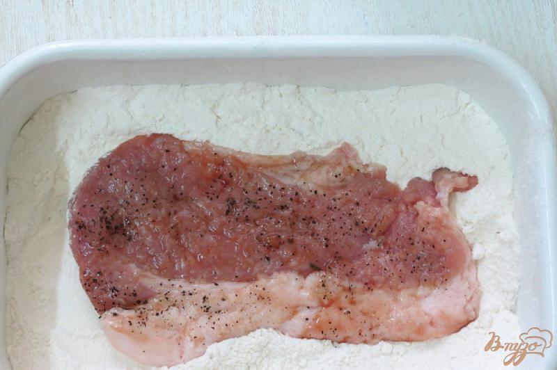 Фото приготовление рецепта: Свиные отбивные на сковороде шаг №7