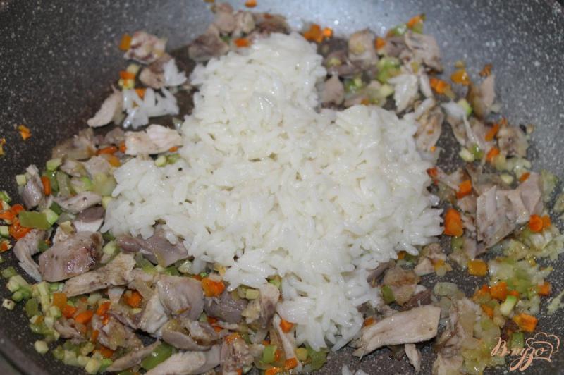 Фото приготовление рецепта: Рис с кабачками и куриным мясом шаг №4