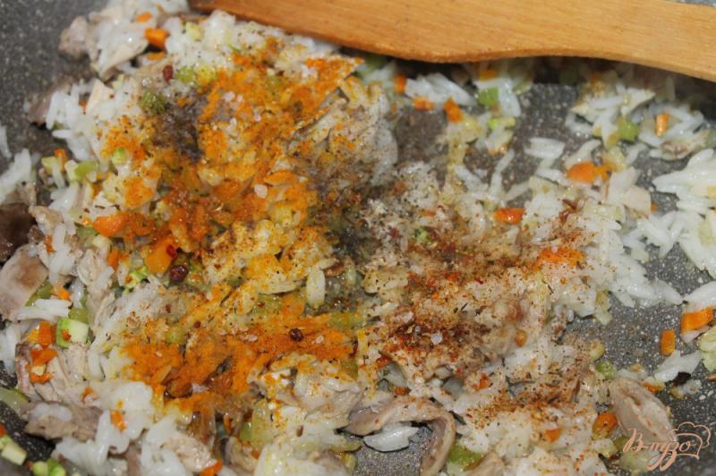 Фото приготовление рецепта: Рис с кабачками и куриным мясом шаг №5