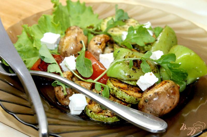 Фото приготовление рецепта: Салат из овощей гриль с сыром Фета шаг №5