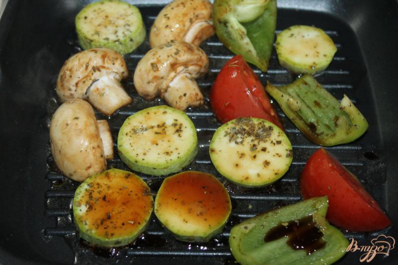 Фото приготовление рецепта: Салат из овощей гриль с сыром Фета шаг №3