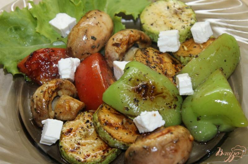 Фото приготовление рецепта: Салат из овощей гриль с сыром Фета шаг №4
