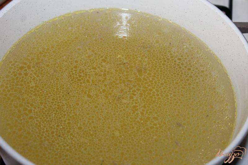 Фото приготовление рецепта: Суп с фрикадельками, перцем и грибами шаг №1