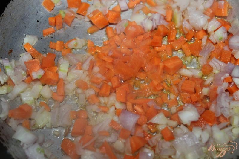 Фото приготовление рецепта: Суп с фрикадельками, перцем и грибами шаг №3