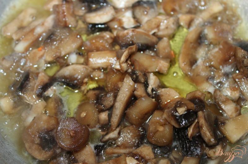 Фото приготовление рецепта: Суп с фрикадельками, перцем и грибами шаг №4