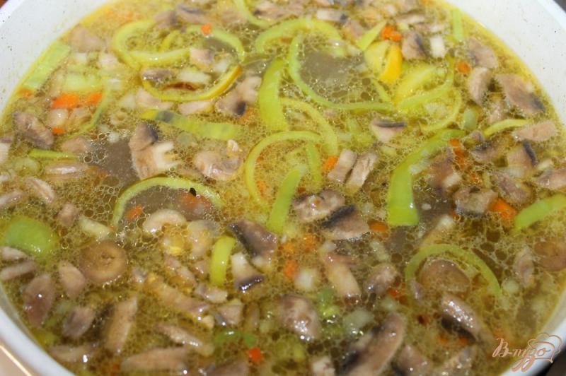 Фото приготовление рецепта: Суп с фрикадельками, перцем и грибами шаг №5