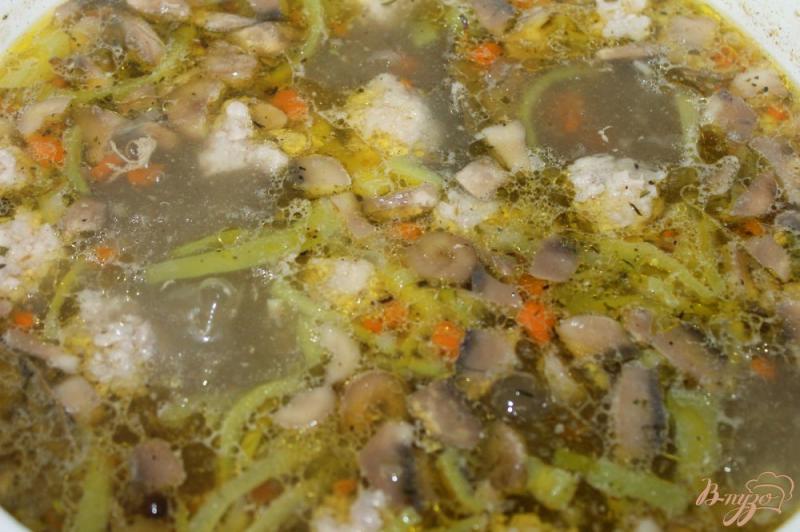 Фото приготовление рецепта: Суп с фрикадельками, перцем и грибами шаг №6