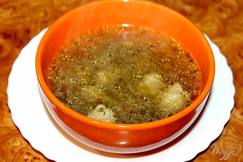 Фото приготовление рецепта: Суп с фрикадельками, перцем и грибами шаг №7