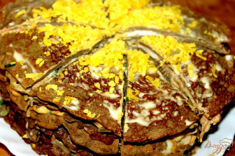Фото приготовление рецепта: Печеночный торт с луком и грибами шаг №8
