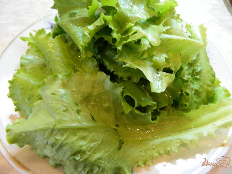 Фото приготовление рецепта: Салат из салатных листьев с грибами и яйцом шаг №1