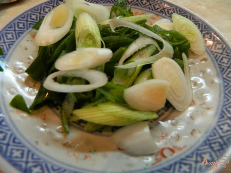 Фото приготовление рецепта: Салат из салатных листьев с грибами и яйцом шаг №4