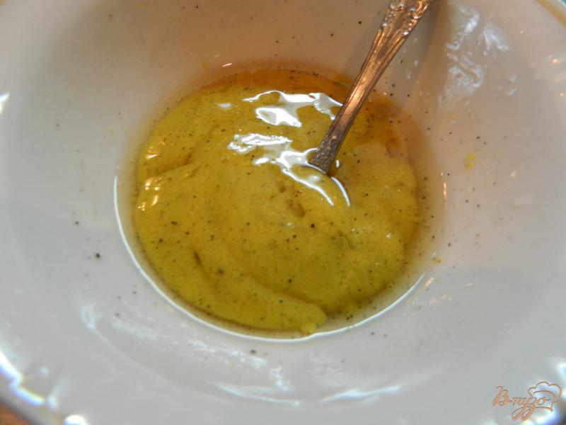 Фото приготовление рецепта: Салат из салатных листьев с грибами и яйцом шаг №6