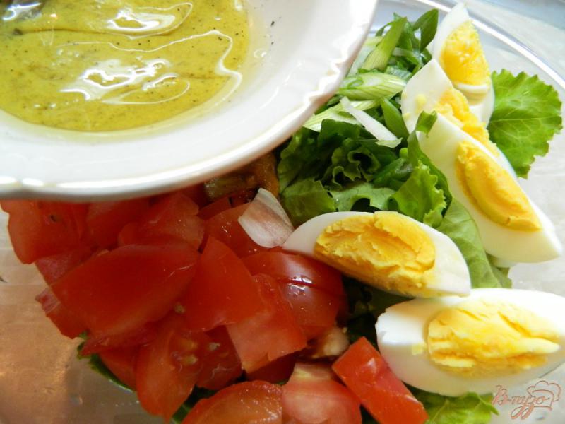 Фото приготовление рецепта: Салат из салатных листьев с грибами и яйцом шаг №7