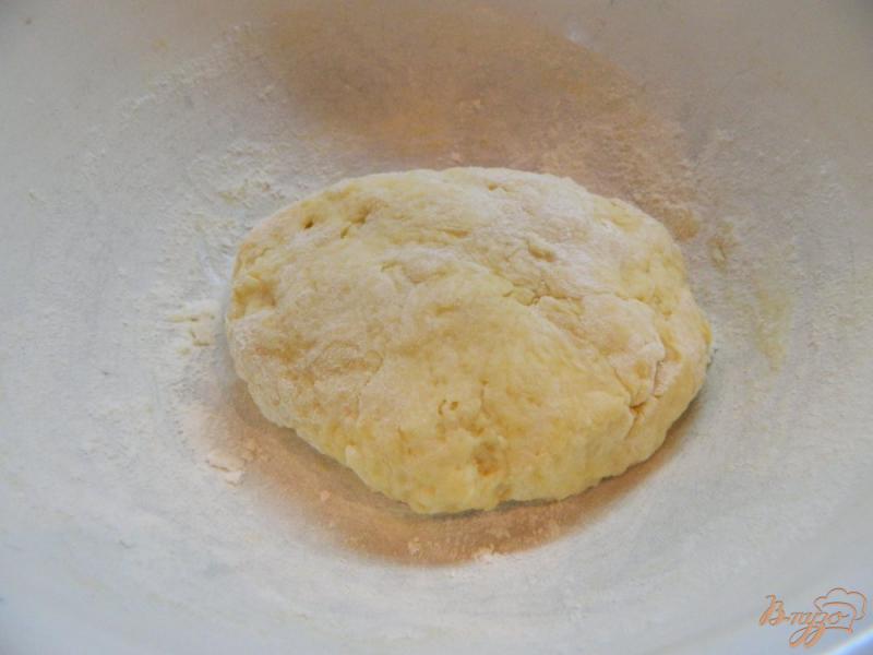 Фото приготовление рецепта: Открытый пирог с сыром, творогом и помидором шаг №2