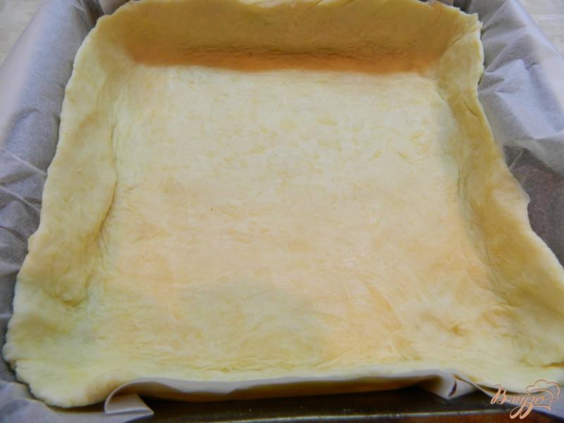 Фото приготовление рецепта: Открытый пирог с сыром, творогом и помидором шаг №4