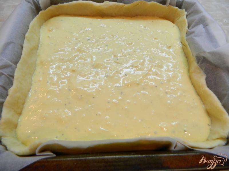 Фото приготовление рецепта: Открытый пирог с сыром, творогом и помидором шаг №5