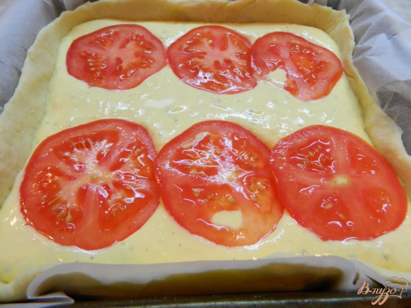 Фото приготовление рецепта: Открытый пирог с сыром, творогом и помидором шаг №6