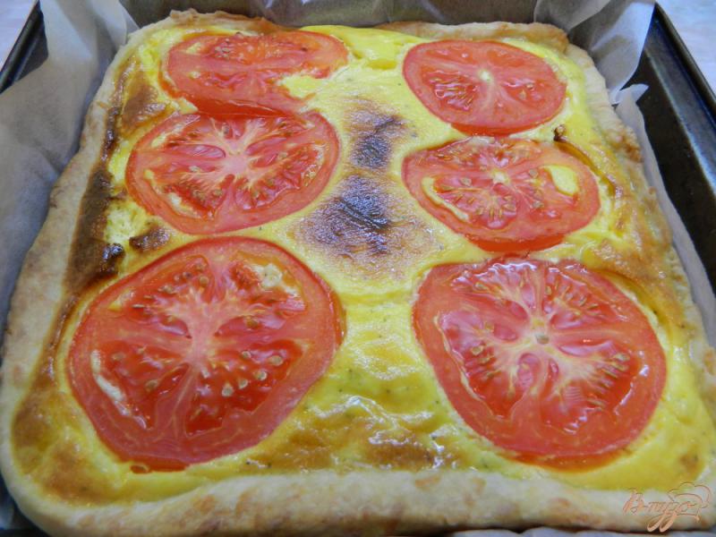 Фото приготовление рецепта: Открытый пирог с сыром, творогом и помидором шаг №7