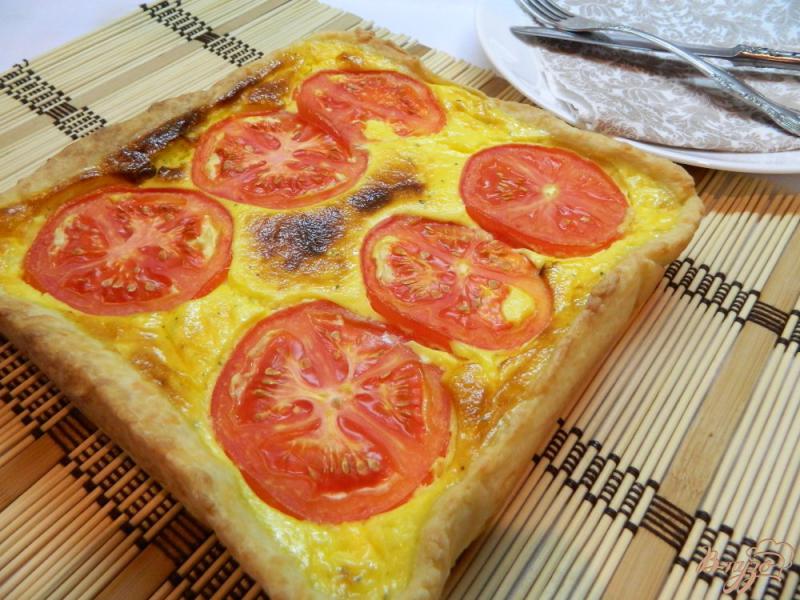 Фото приготовление рецепта: Открытый пирог с сыром, творогом и помидором шаг №8