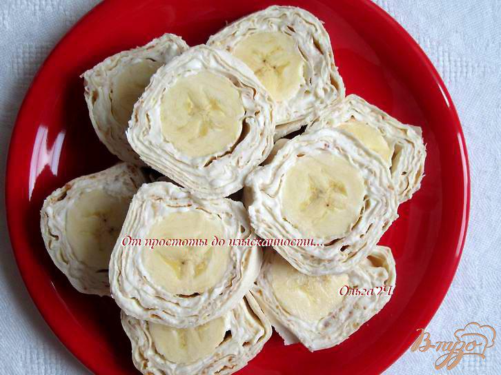 Фото приготовление рецепта: Рулет из лаваша с творожным сыром, бананом и миндалем шаг №5