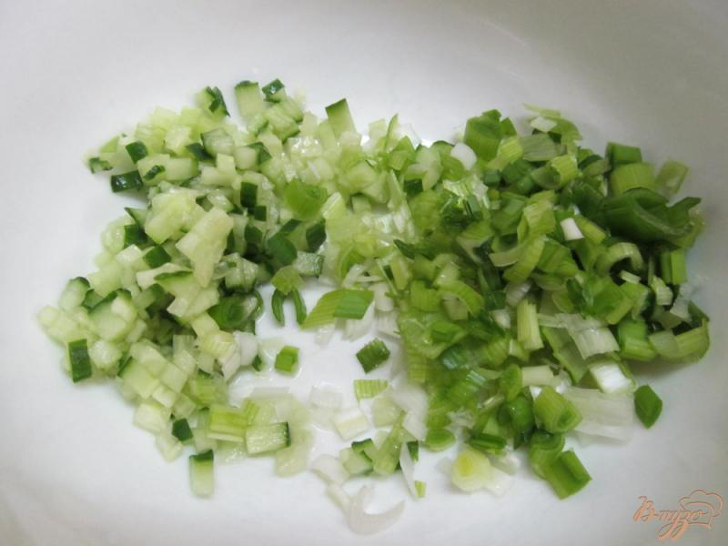 Фото приготовление рецепта: Салат из помидора с соусом дзадзики шаг №1