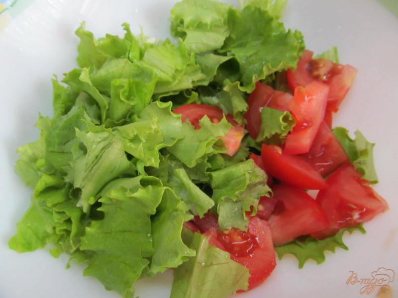 Фото приготовление рецепта: Салат из помидора с соусом дзадзики шаг №3