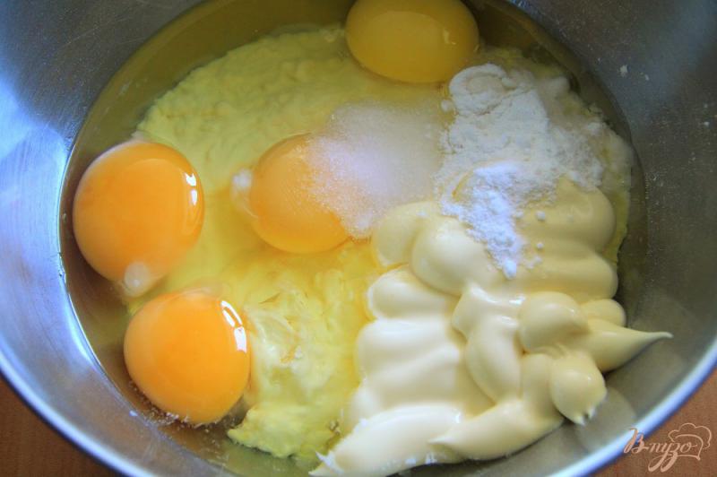 Фото приготовление рецепта: Наливной пирог с яйцами, зеленым луком и сыром шаг №1