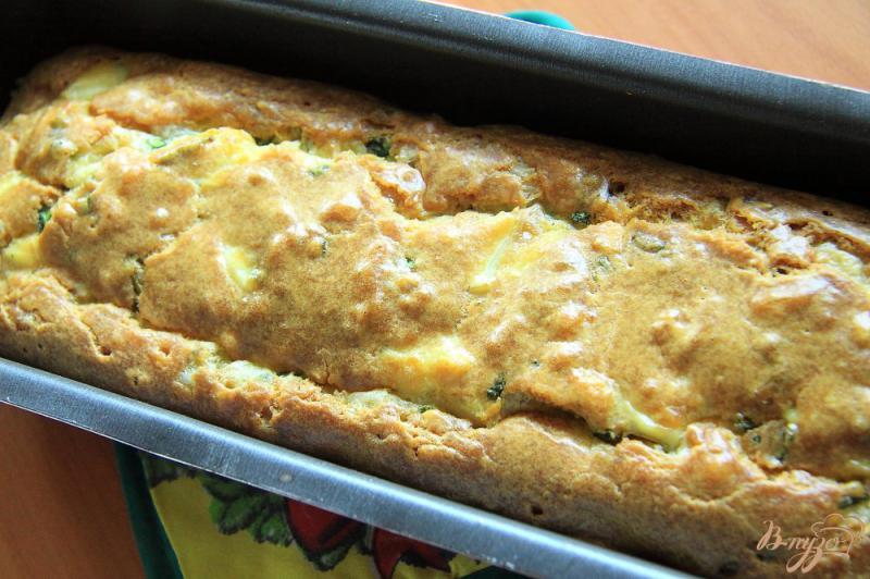 Фото приготовление рецепта: Наливной пирог с яйцами, зеленым луком и сыром шаг №9