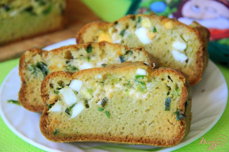 Фото приготовление рецепта: Наливной пирог с яйцами, зеленым луком и сыром шаг №10