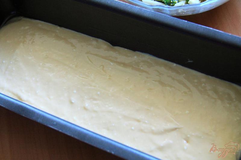 Фото приготовление рецепта: Наливной пирог с яйцами, зеленым луком и сыром шаг №6