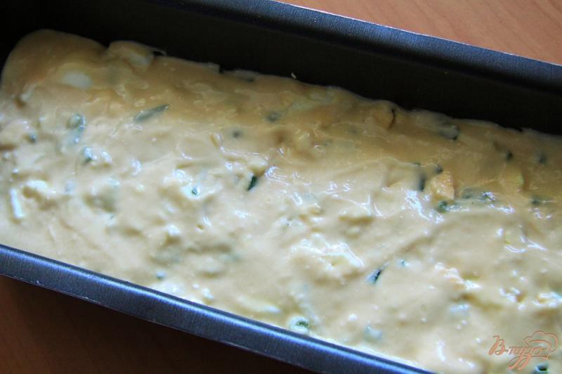 Фото приготовление рецепта: Наливной пирог с яйцами, зеленым луком и сыром шаг №8