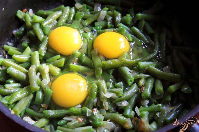 Фото приготовление рецепта: Зеленая фасоль с яйцами шаг №4