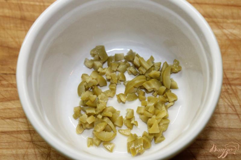 Фото приготовление рецепта: Гренки с оливками, шпинатом и помидорами шаг №1