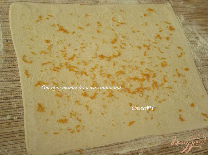 Фото приготовление рецепта: Слоеные булочки с мандариновой цедрой шаг №1