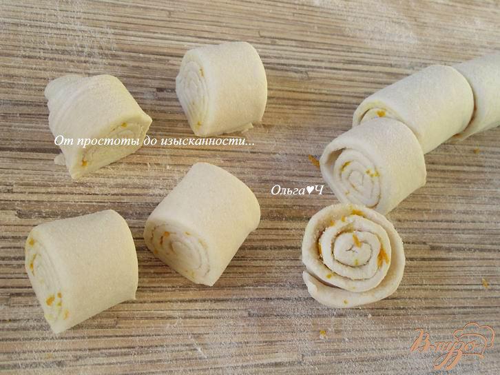 Фото приготовление рецепта: Слоеные булочки с мандариновой цедрой шаг №3