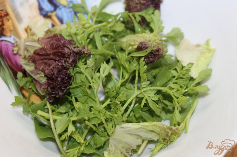 Фото приготовление рецепта: Салат из свежих листьев салата с грибами и кабачками шаг №1