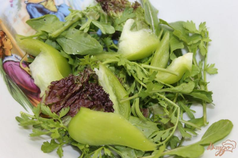 Фото приготовление рецепта: Салат из свежих листьев салата с грибами и кабачками шаг №2