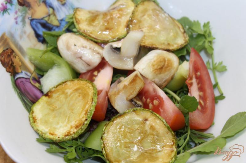 Фото приготовление рецепта: Салат из свежих листьев салата с грибами и кабачками шаг №5