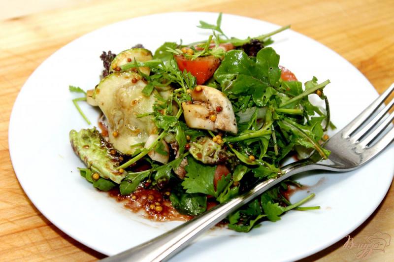 Фото приготовление рецепта: Салат из свежих листьев салата с грибами и кабачками шаг №7
