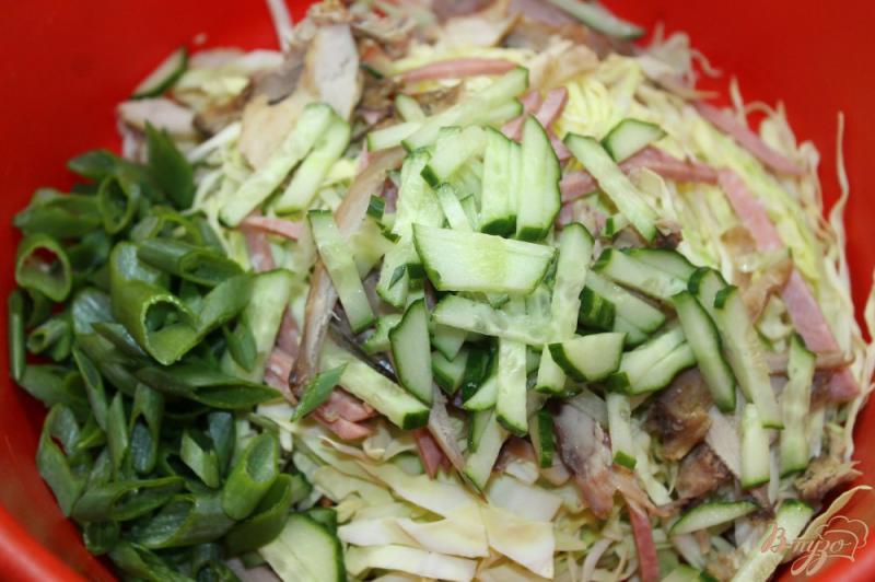 Фото приготовление рецепта: Салат с корейской морковью, колбасой и капустой шаг №4