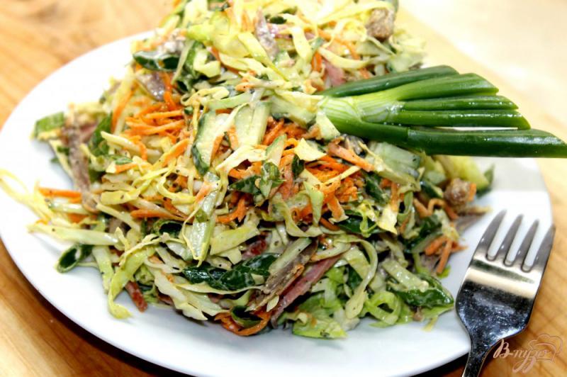 Фото приготовление рецепта: Салат с корейской морковью, колбасой и капустой шаг №6