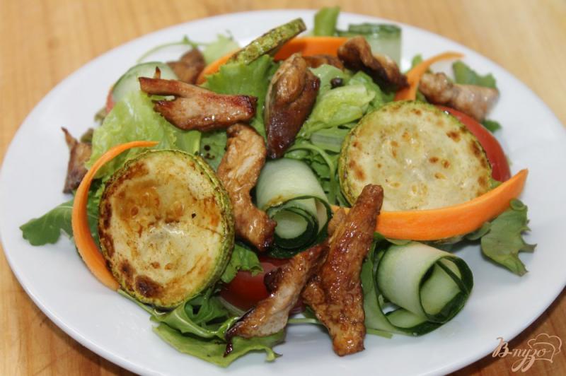 Фото приготовление рецепта: Теплый салат с пряной курицей и морковью шаг №5