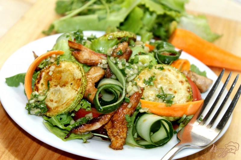 Фото приготовление рецепта: Теплый салат с пряной курицей и морковью шаг №7