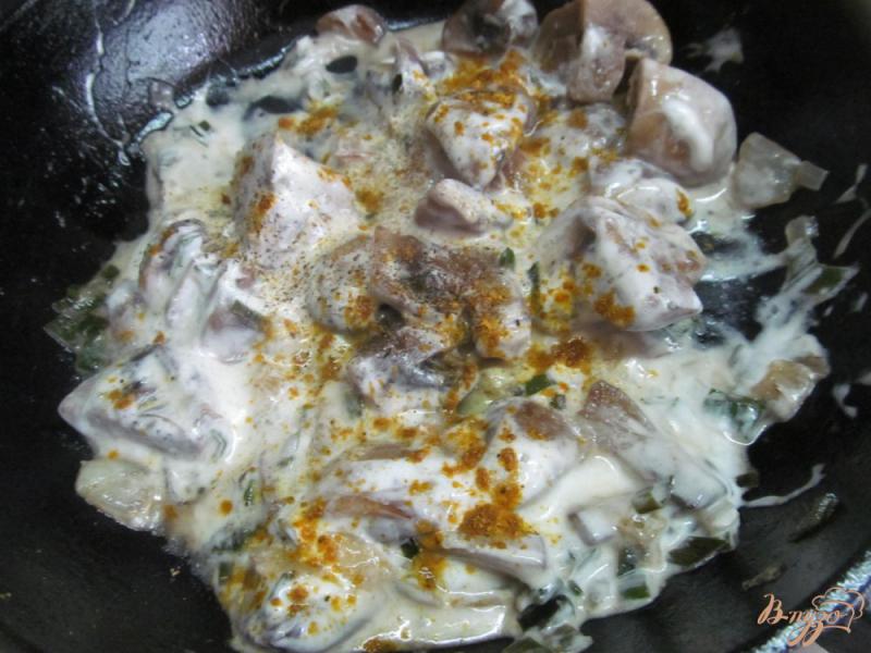 Фото приготовление рецепта: Жареные шампиньоны в сметане с пряностями шаг №3