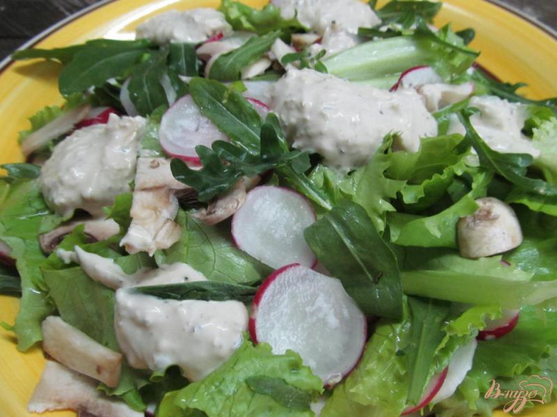 Фото приготовление рецепта: Салат из редиса с шампиньоном с интересной заправкой шаг №5