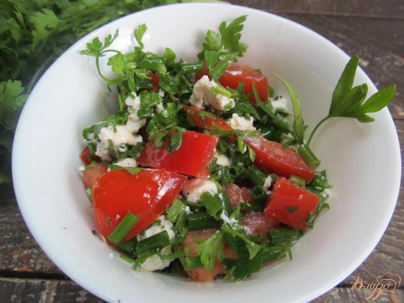 Фото приготовление рецепта: Салат из помидора с сыром фета шаг №3