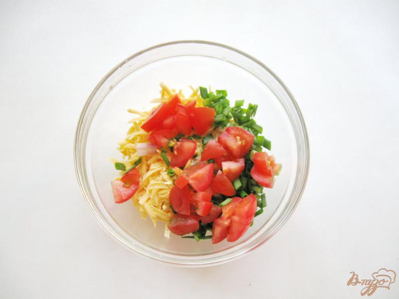 Фото приготовление рецепта: Салат с кукурузой и помидорами шаг №4
