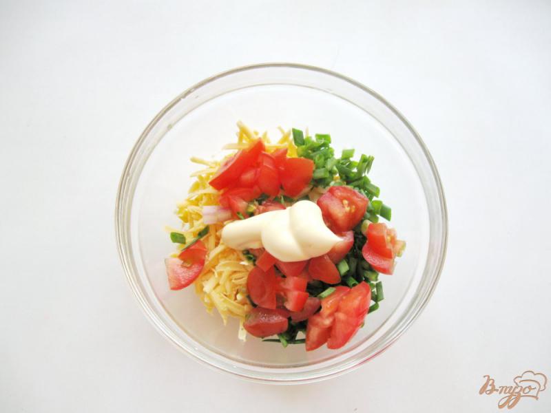 Фото приготовление рецепта: Салат с кукурузой и помидорами шаг №5
