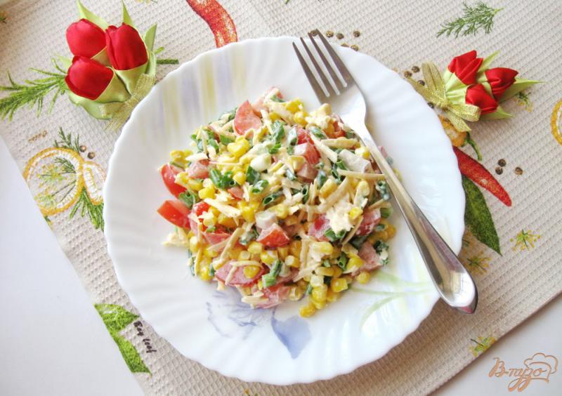 Фото приготовление рецепта: Салат с кукурузой и помидорами шаг №7