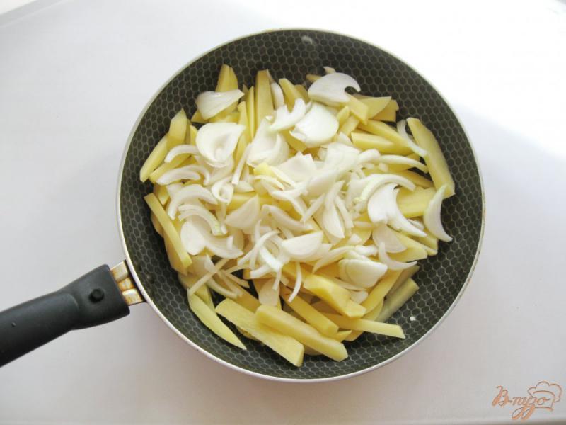Фото приготовление рецепта: Жареный картофель с сыром и колбасой шаг №2